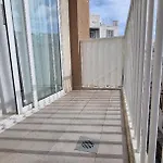 Lovely 2 Bed 3 Bath, Fully Equipped, Near Promenad Apartment *