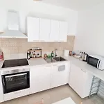 Apartment Lovely 2 Bed 3 Bath, Fully Equipped, Near Promenad