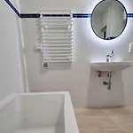 Lovely 2 Bed 3 Bath, Fully Equipped, Near Promenad Apartment