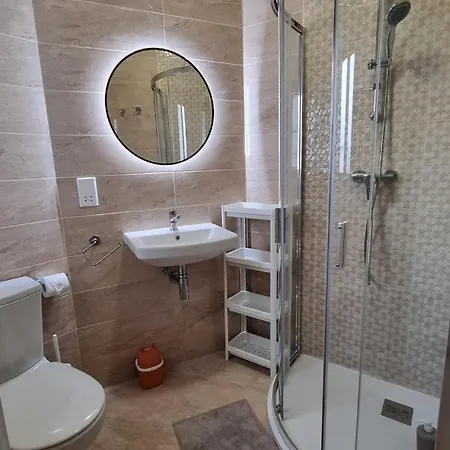 Lovely 2 Bed 3 Bath, Fully Equipped, Near Promenad Apartmán *