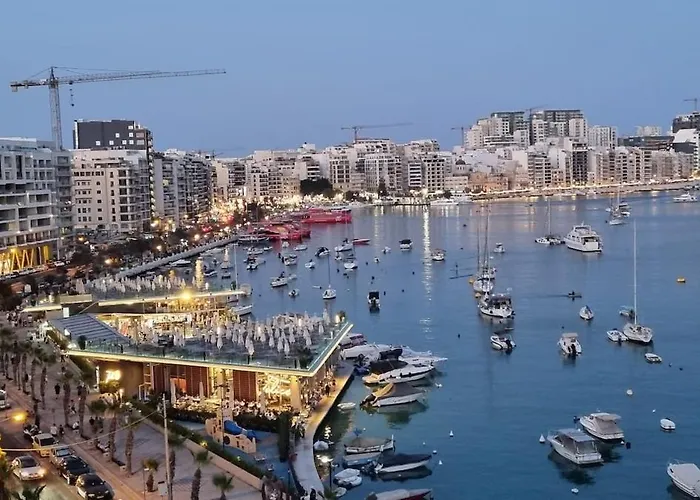 Lovely 2 Bed 3 Bath, Fully Equipped, Near Promenad *