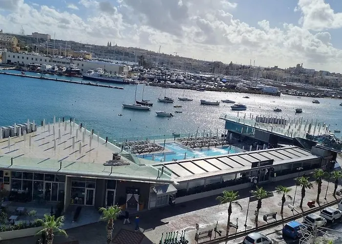 Lovely 2 Bed 3 Bath, Fully Equipped, Near Promenad Apartamento *