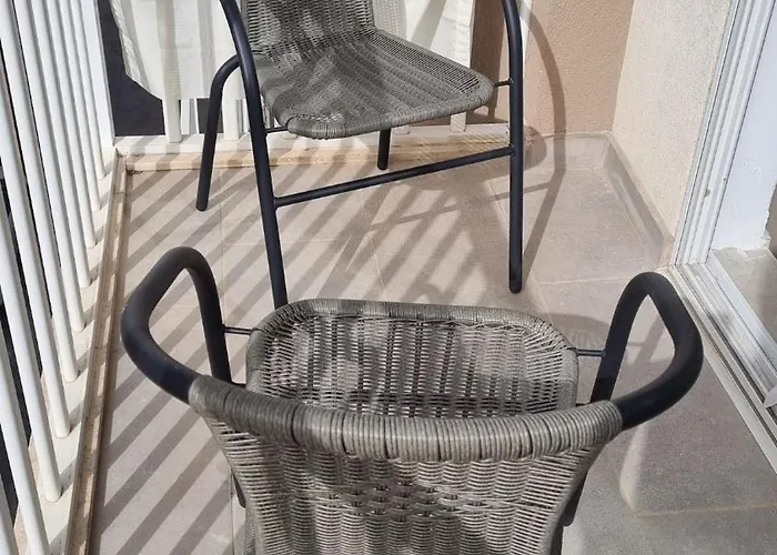 Lovely 2 Bed 3 Bath, Fully Equipped, Near Promenad